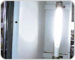Флуоресцентный свет и Кварцевый рабочий свет. Лампа флуоресцентного света в полностью закрытой защите от брызг установлена в левом углу, а кварцевая рабочая лампа установлена в правом верхнем углу, чтобы обеспечить хорошо освещенную зону стола.